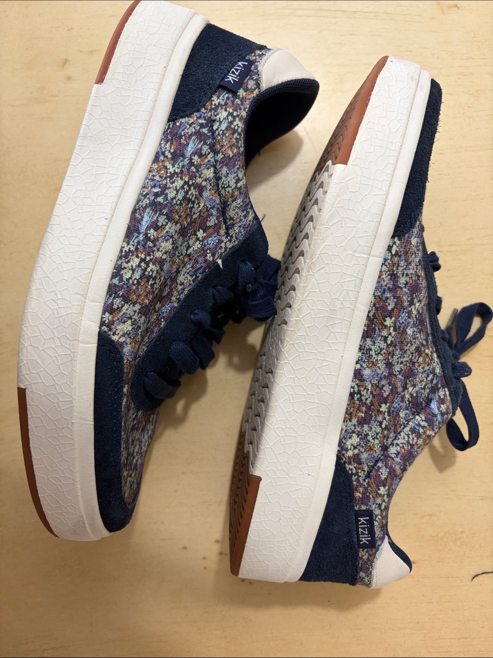 Kizik Women’s Prague Navy Multi Floral Lace-Up Sneakers Size 7 Wide - Picture 4 of 6